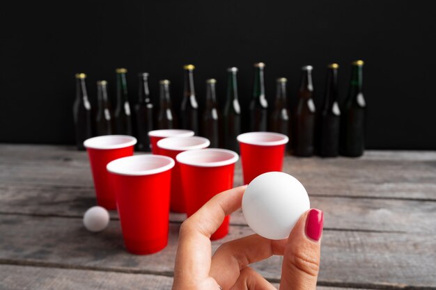 Foto jogo beer pong na mesa de madeira