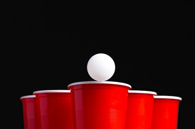 Jogo beer pong na mesa de madeira