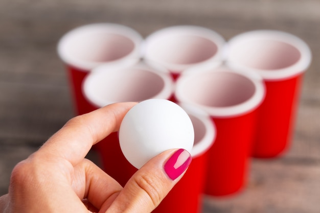 Jogo beer pong na mesa de madeira