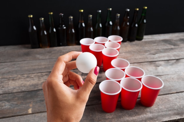 Jogo beer pong na mesa de madeira