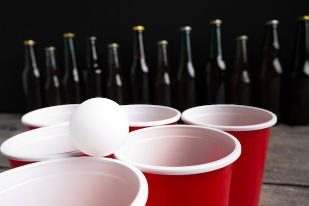 Jogo beer pong na mesa de madeira