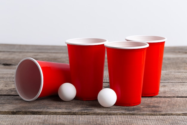 Jogo Beer Pong na mesa de madeira