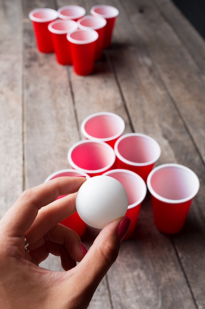 Jogo beer pong na mesa de madeira