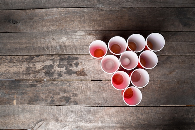 Jogo Beer Pong na mesa de madeira