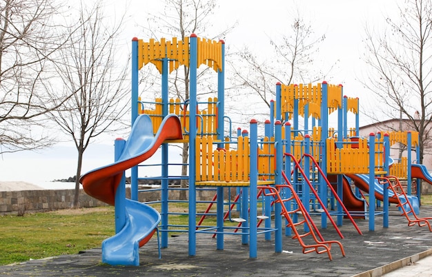 Jogo colorido para crianças no parque da cidade
