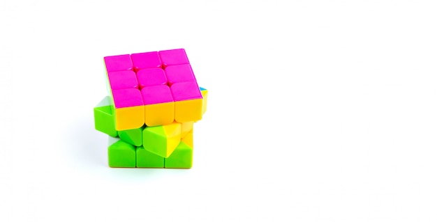 Jogo cubo multi-colorido em branco