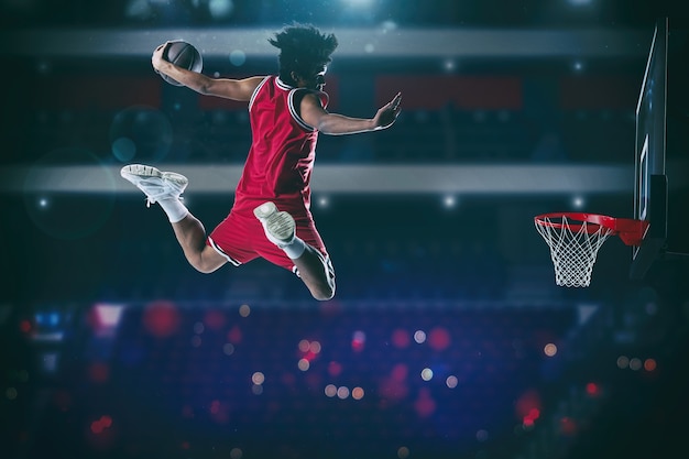 Jogo de basquete com um jogador de salto em altura para fazer uma enterrada na cesta