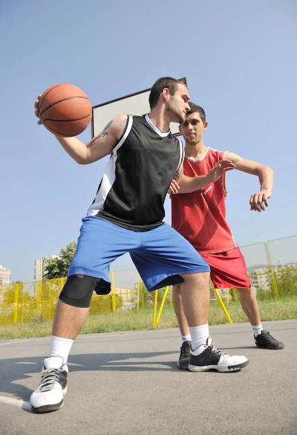 Amigos jogando basquete foto de stock. Imagem de corte - 175128336