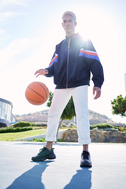Jogo de basquete e homem negro com moda na quadra durante o treinamento de fitness e exercício durante o verão Retrato de um atleta africano com bola para competição de eventos esportivos ou jogo nos EUA