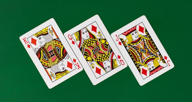 Jogo de cartas baralho completo rei rainha jack com fundo liso casino poker