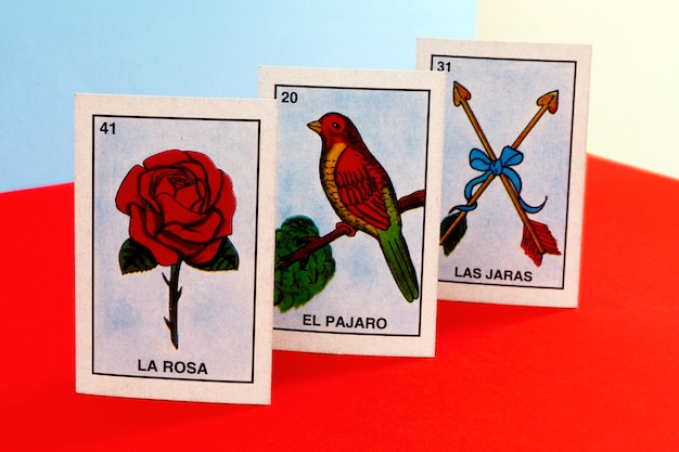 Foto jogo de cartas tradicional mexicano