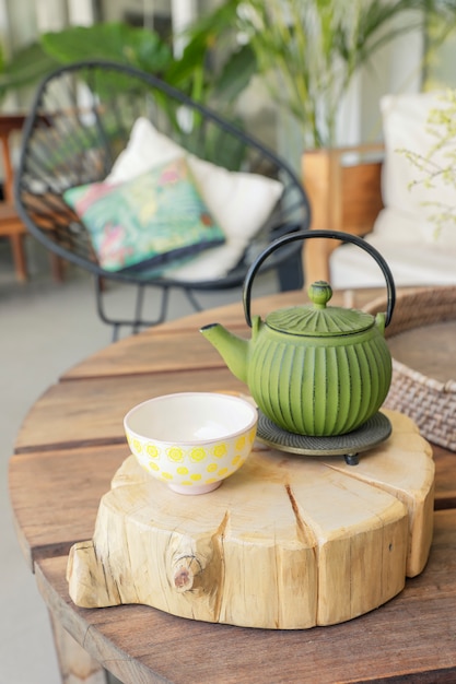 Jogo de chá rústico na mesa de madeira
