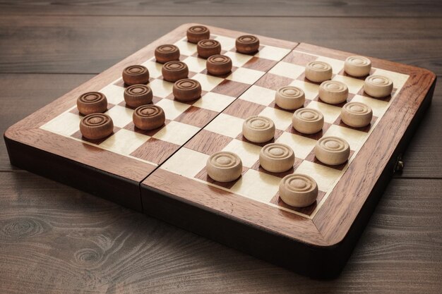 Dama de madeira ( wooden checkers ) 