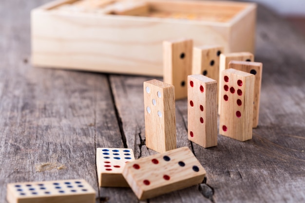 jogo de dominó na mesa de madeira