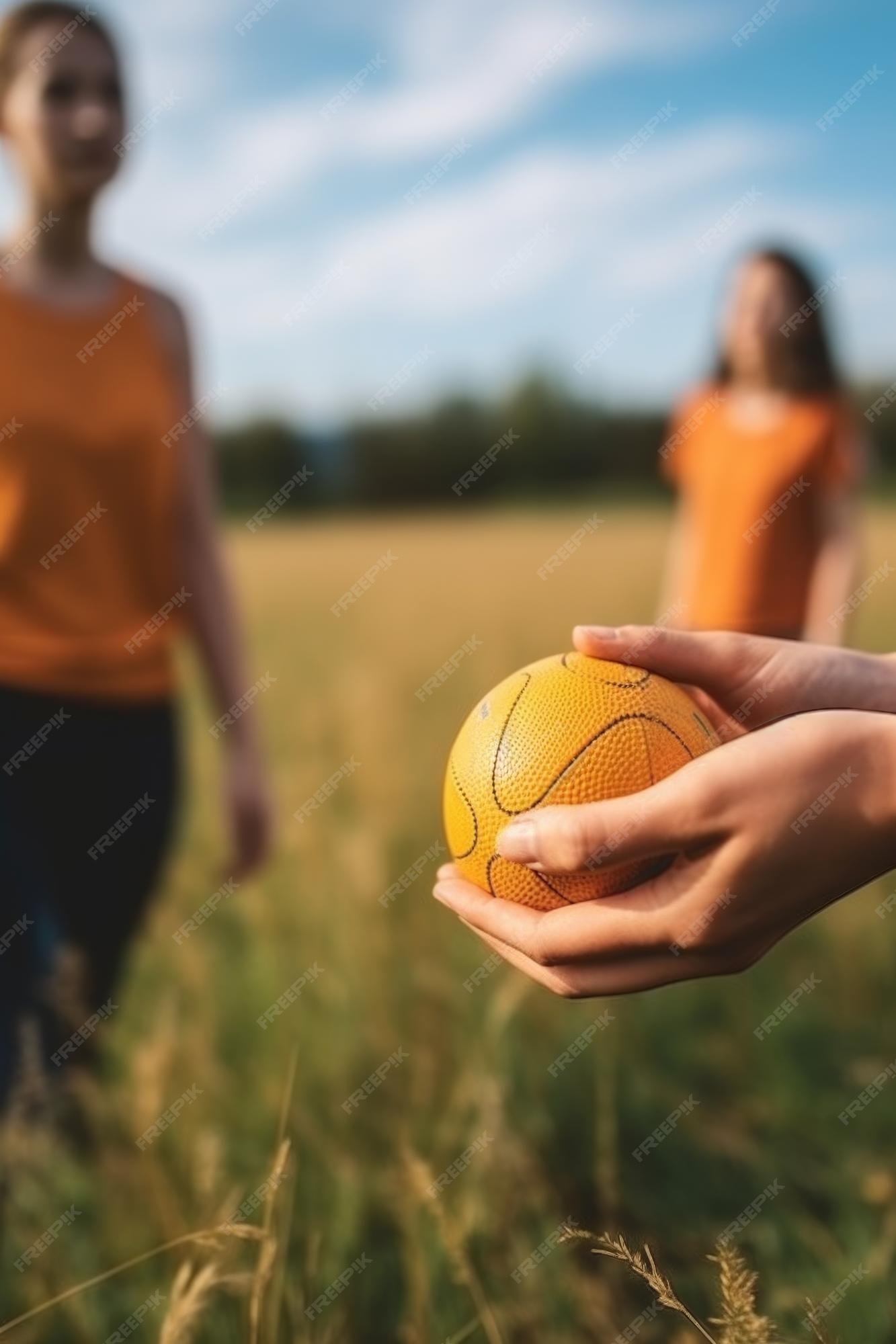 Jogo de esportes femininos e mãos com bola em um campo para