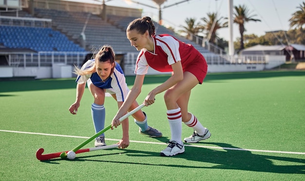 Jogo de hóquei em campo de aptidão esportiva e desafio feminino para bola no estádio competição rival jogo rival ou competição de torneio Exercício de treinamento e ação de batalha de atleta no campo de relva da arena