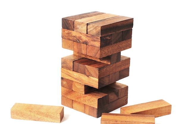 Jogo de Jenga em um fundo branco. Entretenimento