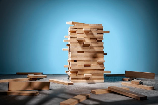 Jogo de Jenga, uma torre de blocos de madeira no azul