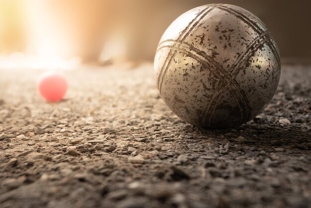 Jogo de petanca tradicional francês / Feche as tigelas de petanca sob o sol de Marselha. Conceitos de esportes e turismo