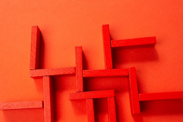 Jogo de quebra-cabeça de labirinto de labirinto de madeira vermelha vista de alto ângulo elevada