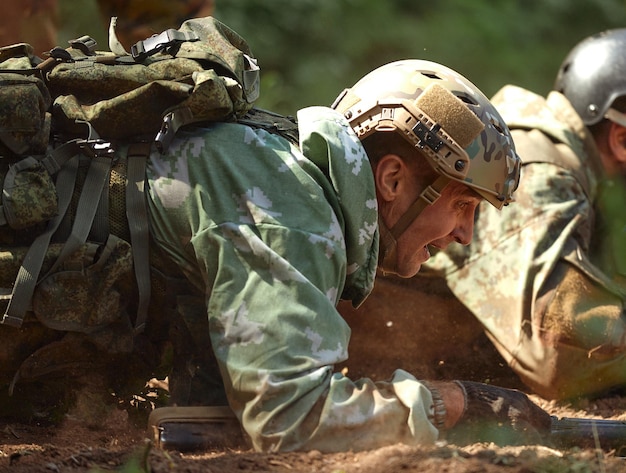 Foto jogo de soldados no campo de batalha de treinamento militar action operation trainer dando treinamento para soldados militares no campo de treinamento