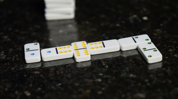 Jogo de tabuleiro de dominó Estratégia de entretenimento Ossos de dominó dispostos sobre a mesa