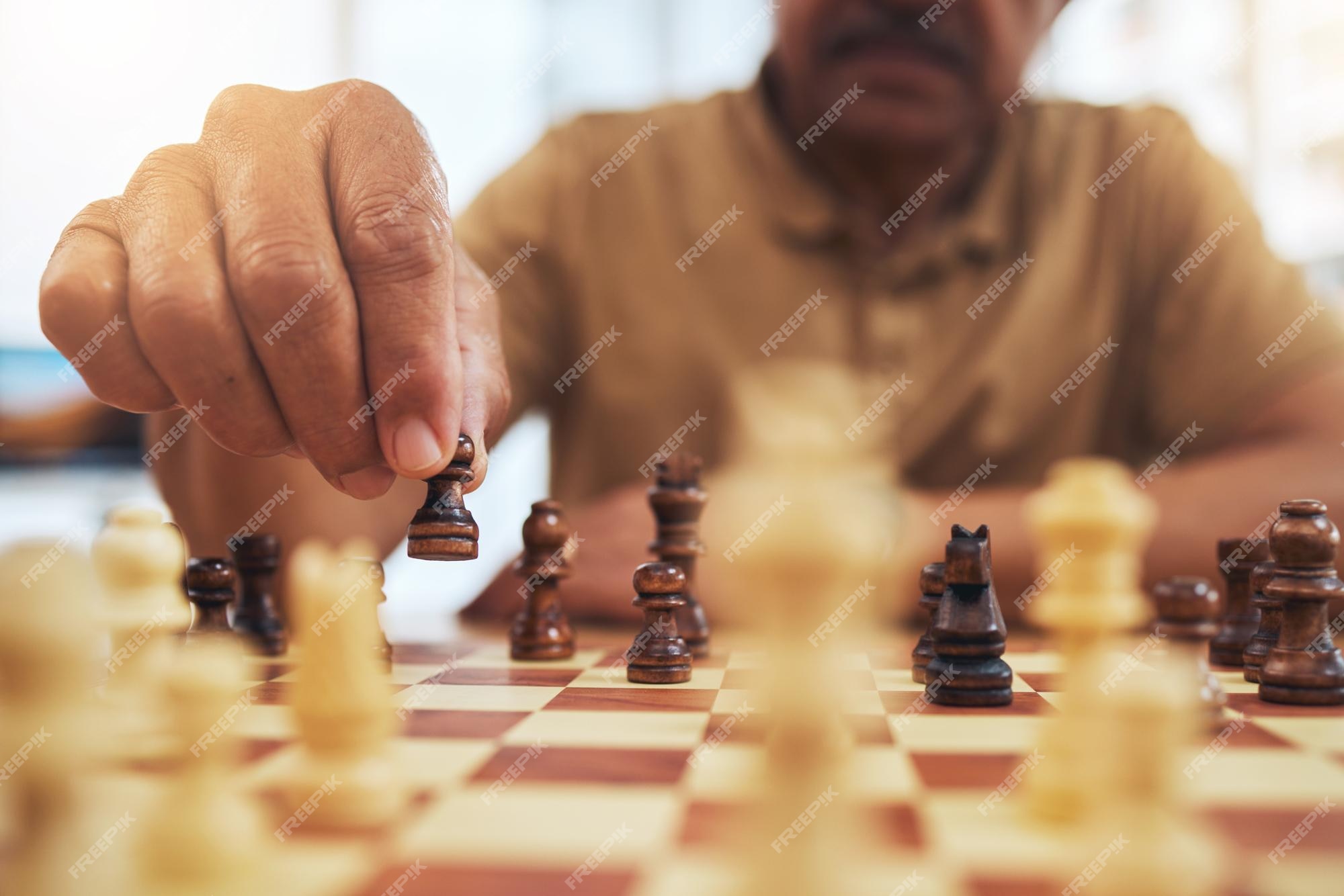 jogo de xadrez - peão sozinho na frente no tabuleiro de xadrez