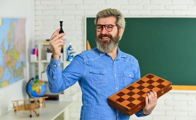 Jogo de tabuleiro Homem esperto jogando xadrez Passatempo intelectual Todo mestre de xadrez já foi iniciante Lição de xadrez Ideias de estratégia Professor em torneio Conceito de estratégia Gestão e liderança