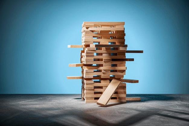 Jogo de tabuleiro jenga, uma torre de blocos de madeira no azul