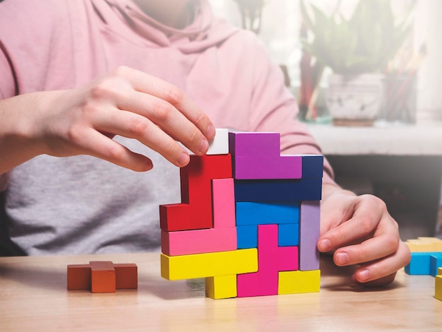 Jogo de tabuleiro uma torre de formas geométricas Jogos de tabuleiro de desenvolvimento