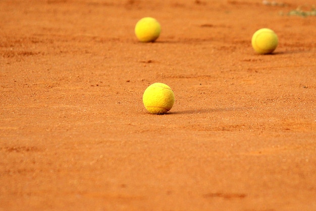 Jogo de tênis Bola de tênis na quadra de tênis Conceito de recreação de treinamento da academia de esportes