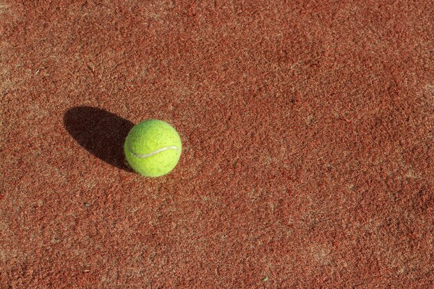 Foto jogo de tênis bola de tênis na quadra de tênis o conceito de recreação esportiva