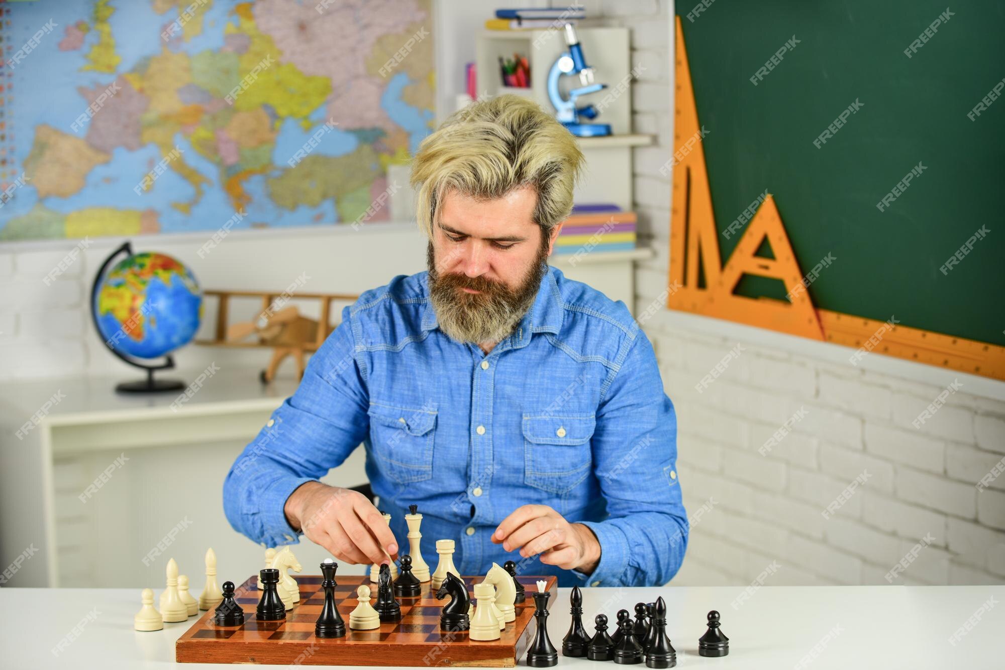 Chess academy professor de escola focado pensando em atacar e capturar peças  de xadrez adversárias pensando no próximo movimento homem barbudo treinando  para competição de xadrez figuras de xadrez no tabuleiro de madeira