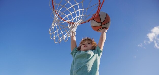 Jogo de treinamento de crianças de basquete Escola de basquete para menino criança Banner isolado no fundo do céu