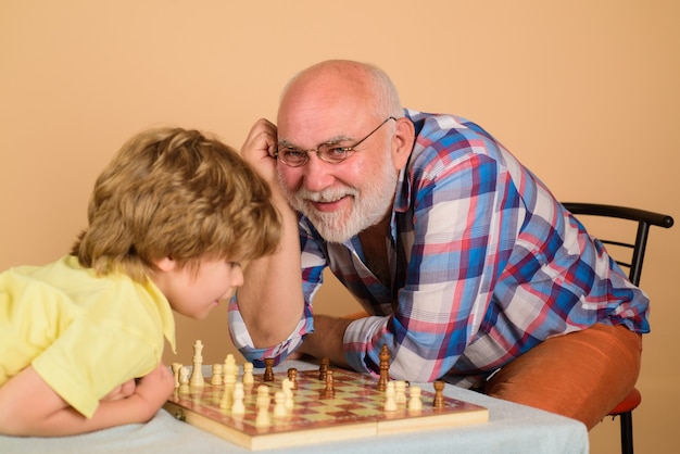 Jogo de xadrez avô ensinando neto a jogar xadrez relacionamento familiar com o avô e