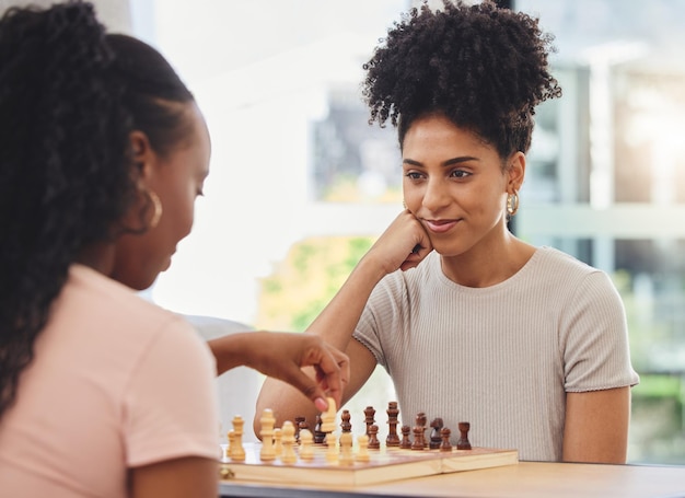jogo de xadrez e mulheres com tabuleiro para pensar estratégia e desafiar amigos na sala de estar planejamento de competição e pessoas femininas com taboleiro de xadrez jogando para ganhar xadrez e resolução de problemas