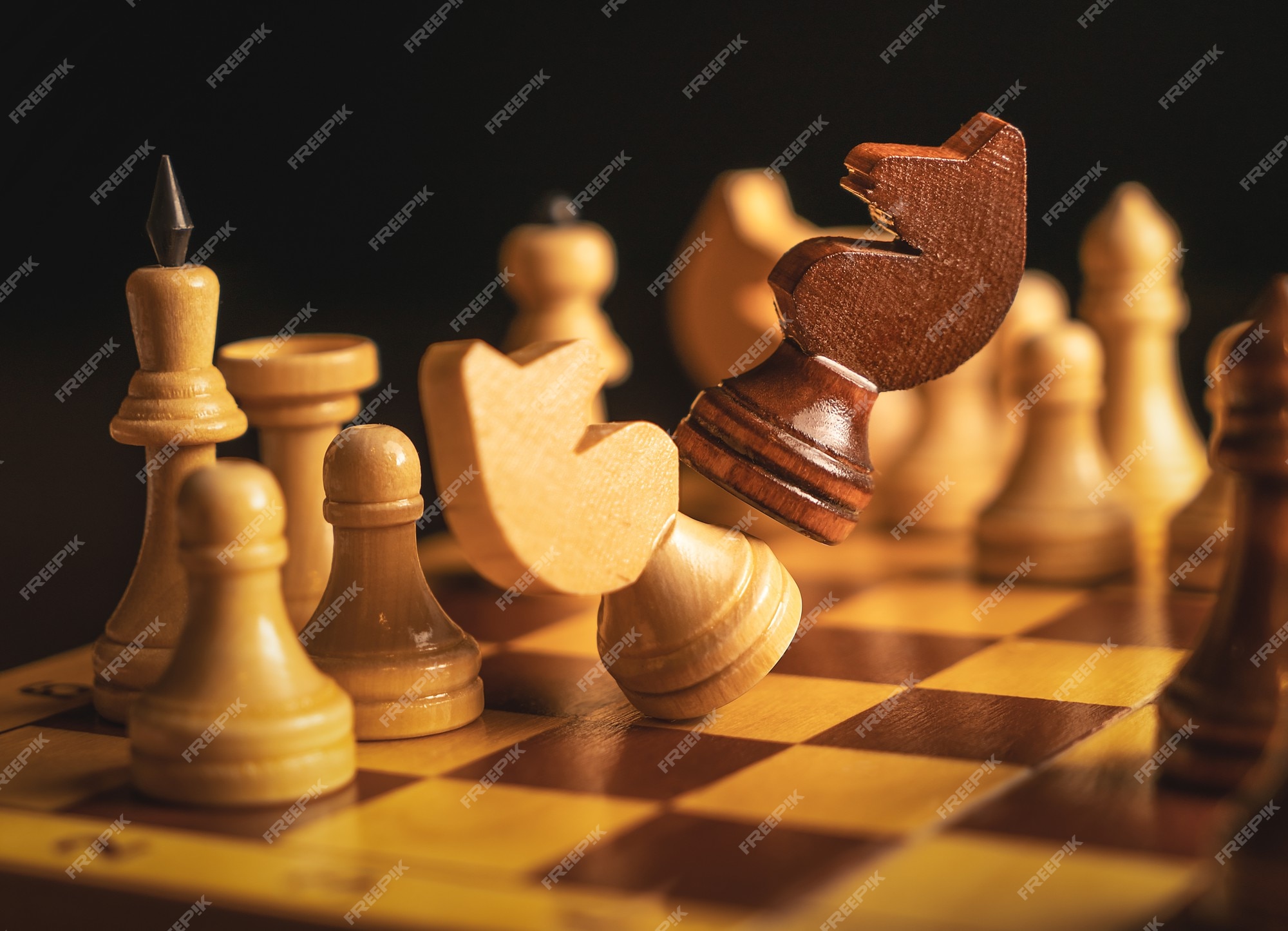 tabuleiro de xadrez com figuras. xadrez de madeira. jogos de tabuleiro.  localização dos adversários. contra-estratégia. peões 13970638 Foto de  stock no Vecteezy