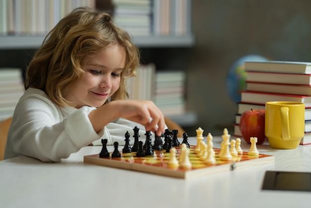 Jogo de xadrez infantil concentrado desenvolvimento cerebral e