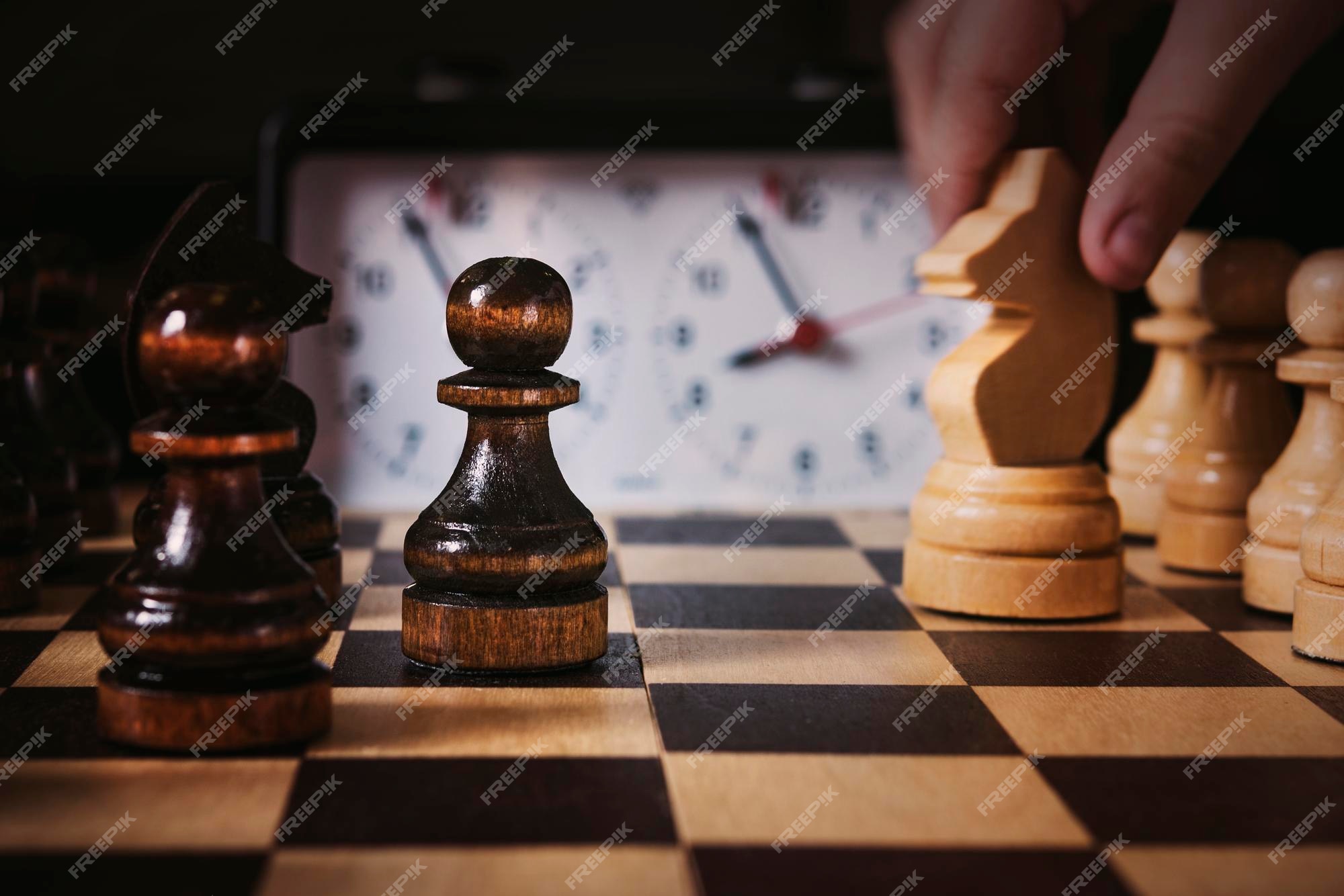 Crianças Que Se Movem à Mão Enquanto Fazem Torneio. Peças De Xadrez No  Tabuleiro De Xadrez Foto de Stock - Imagem de preto, cavaleiro: 197375156