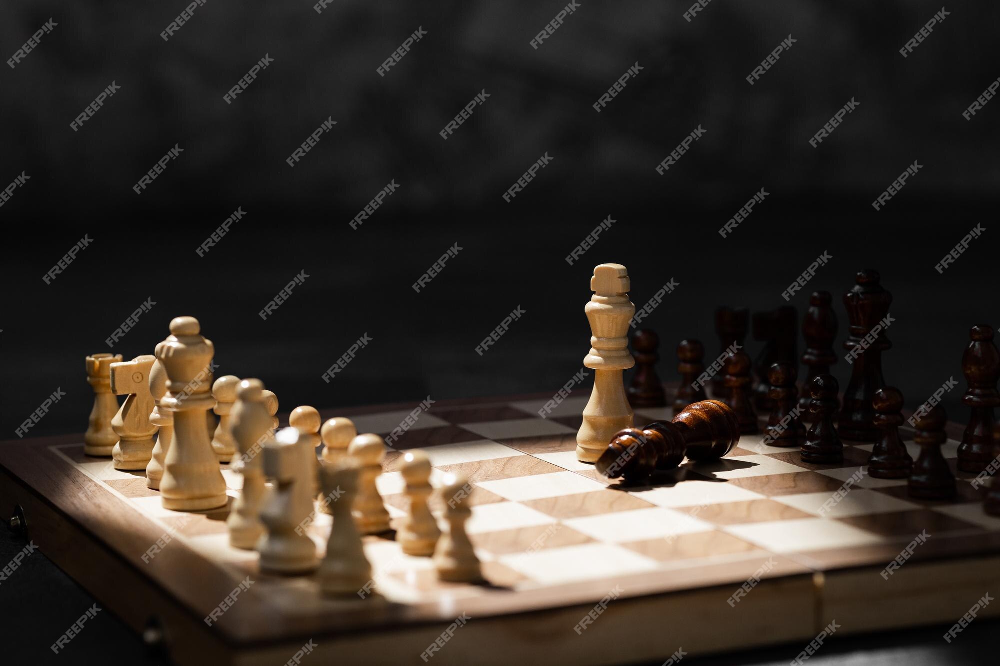 Estratégia Competitiva De Jogo De Negócios Com Jogo De Tabuleiro De Xadrez  Com Fundo Borrão Foto Royalty Free, Gravuras, Imagens e Banco de  fotografias. Image 161221547