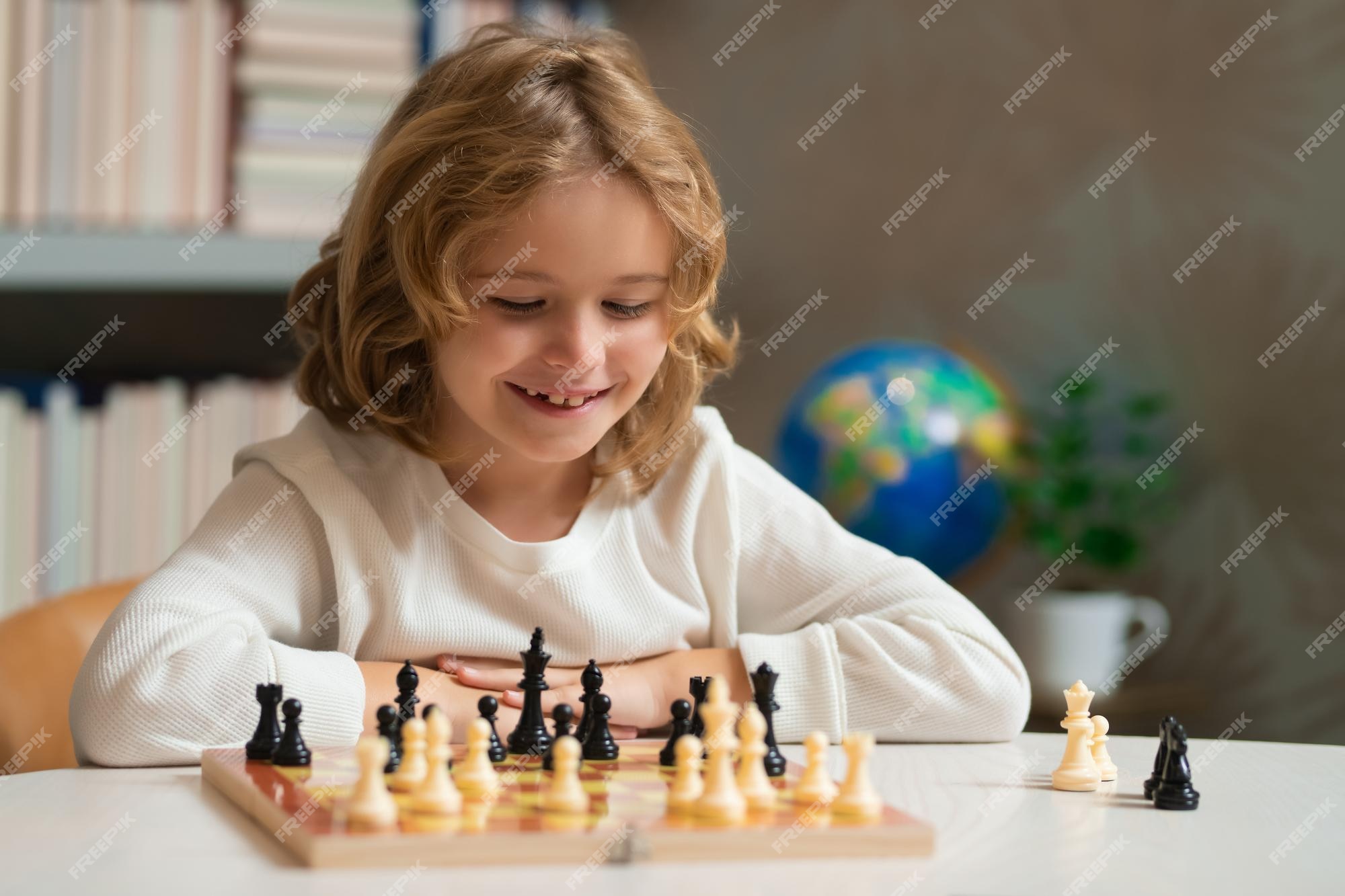 Escola De Xadrez Para Crianças. Criança Inteligente Pensando No Xadrez.  Retrato De Uma Criança Inteligente Com Tabuleiro De Xadrez Foto de Stock -  Imagem de aprenda, jogar: 275887856