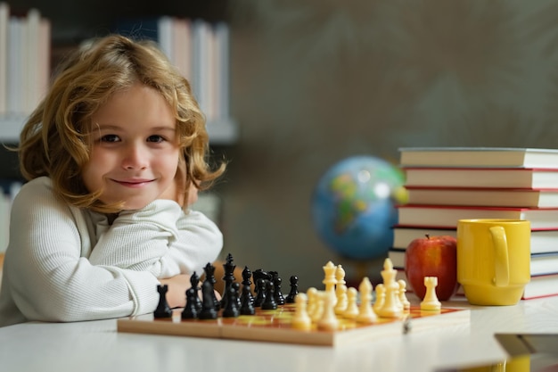 Jogo de xadrez para crianças Shool kid jogando xadrez na sala de aula Desenvolvimento cerebral e lógica