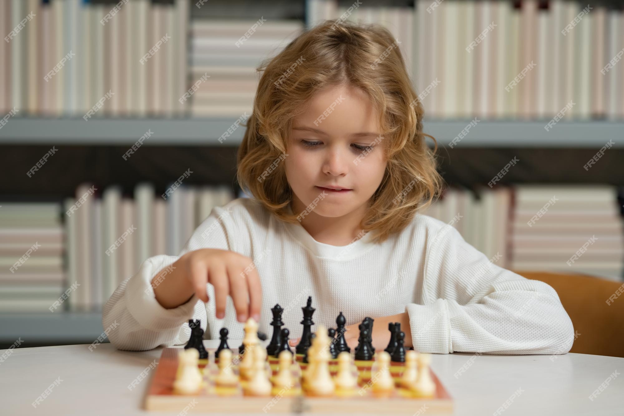 Jogo de xadrez para crianças shool kid jogando xadrez na sala de