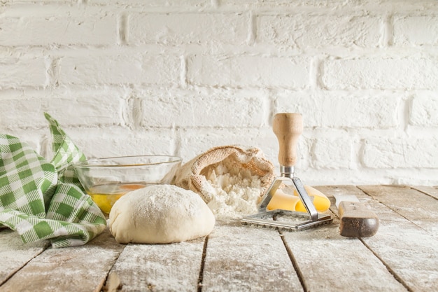 Jogo dos ingredientes para preparar massa de pão