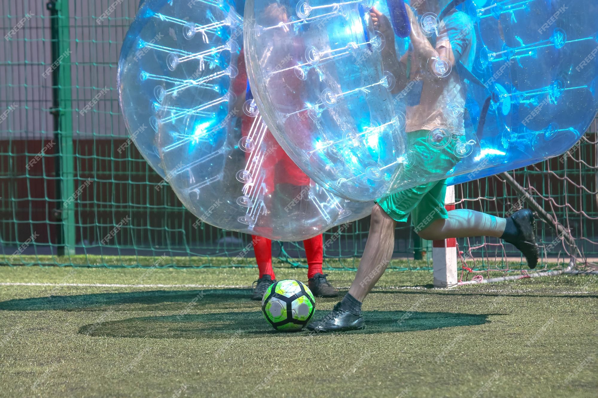 Jogo em campo em balões transparentes jogo de bola de futebol em esferas  transparentes infláveis esportes e entretenimento recreação ativa e hobbies