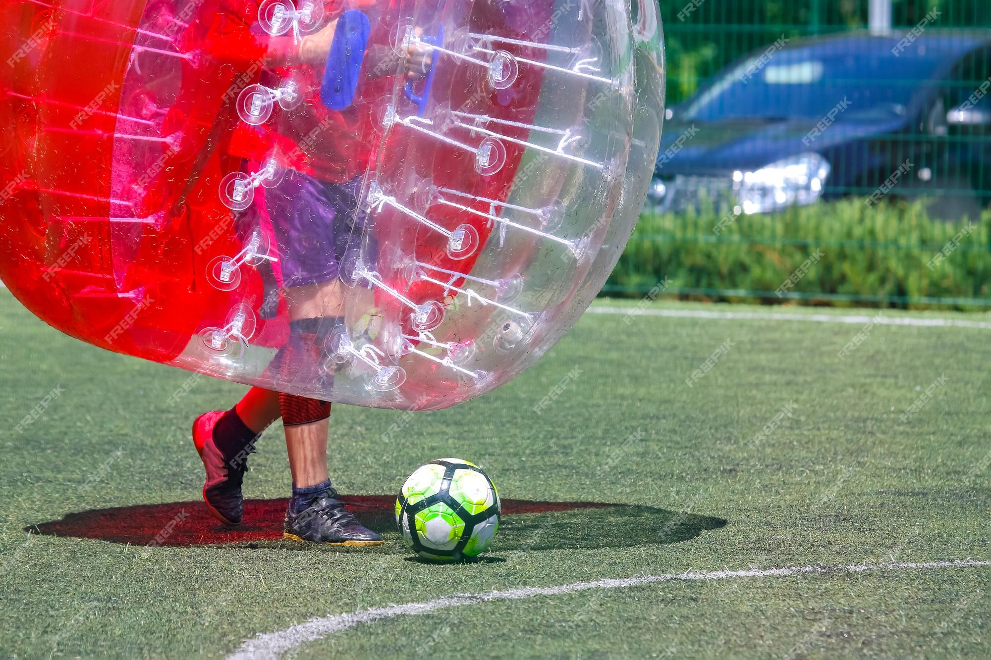 Jogo em campo em balões transparentes jogo de bola de futebol em