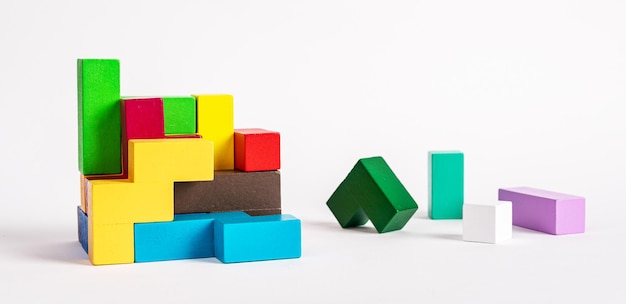 Jogo infantil de madeira com formas geométricas Figuras multicoloridas Conceito de solução lógica