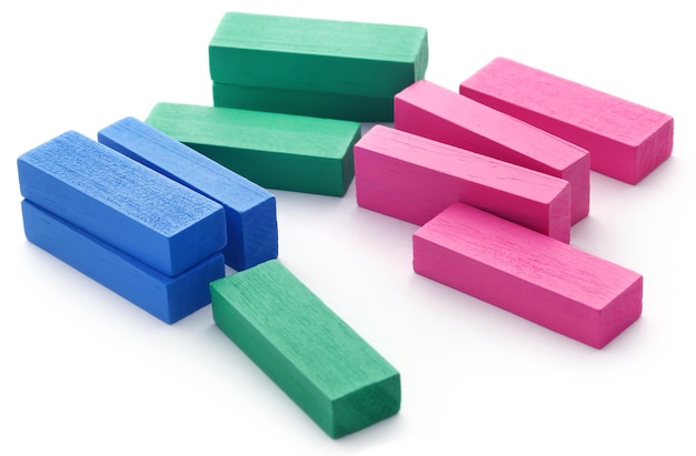 Jogo Jenga de blocos de madeira coloridos sobre fundo branco