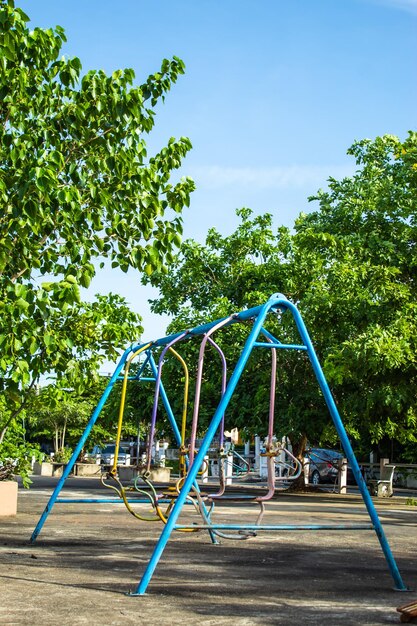 Foto jogo no parque contra o céu azul