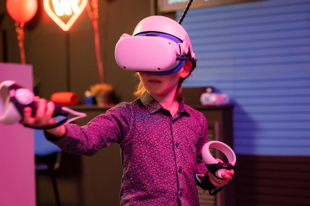 Foto de Mulher Jogar Jogo Vr 3d e mais fotos de stock de Simulador de  realidade virtual - Simulador de realidade virtual, Realidade Virtual,  Videogame - iStock